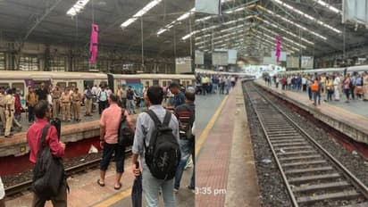 പ്ലാറ്റ്ഫോമിൽ നിന്ന് യുവതിക്ക് റെയിൻകോട്ട് എറിഞ്ഞുകൊടുത്ത് യുവാവ്, ആകെ പ്രശ്നം, ട്രെയിൻ അരമണിക്കൂര് വൈകി