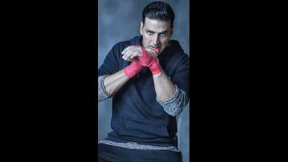 ಎಲ್ಲರ ಮುಂದೆಯೇ ಪತ್ನಿಯಿಂದ ಜೀನ್ಸ್ ಪ್ಯಾಂಟ್ ಬಟನ್ ಬಿಚ್ಚಿಸಿಕೊಂಡಿದ್ರು ನಟ ಅಕ್ಷಯ್ ಕುಮಾರ್