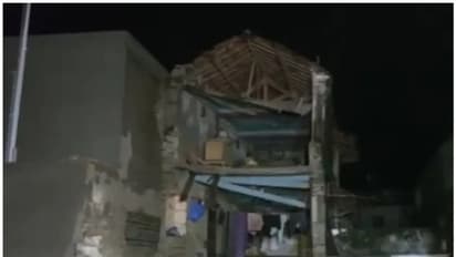 ഗുജറാത്തിൽ കനത്ത മഴയിൽ മൂന്ന് നില കെട്ടിടം തകർന്നുവീണു; സ്ത്രീയ്ക്കും രണ്ട് കുട്ടികൾക്കും ദാരുണാന്ത്യം