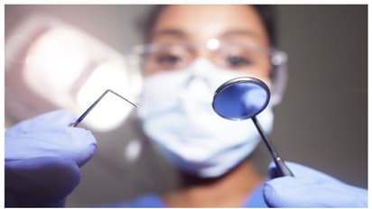 പല്ല് പറിച്ച് കരിയര്‍ നശിപ്പിച്ചു; ദന്തഡോക്ടർക്കെതിരെ 11 കോടി രൂപയ്ക്ക് കേസ് കൊടുത്ത് സ്പീച്ച് തെറാപ്പിസ്റ്റ്