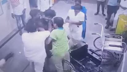 ಕಲಬುರಗಿ: ಸೂಕ್ತ ಚಿಕಿತ್ಸೆ ನೀಡುತ್ತಿಲ್ಲ ಎಂದು ವೈದ್ಯನ ಮೇಲೆ ಹಲ್ಲೆ, ಸಿಸಿಟಿವಿಯಲ್ಲಿ ದೃಶ್ಯ ಸೆರೆ..!