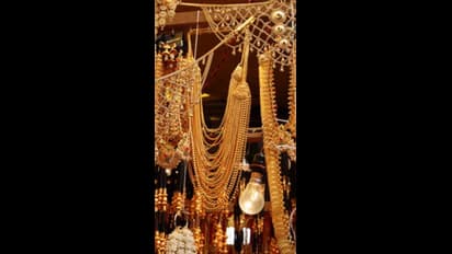 ಸಂಬಳದ ಹಣ ಉಳಿದಿದ್ರೆ ತಡ ಮಾಡದೇ ಖರೀದಿಸಿ ಬಂಗಾರ; ಚಿನ್ನ-ಬೆಳ್ಳಿ ಬೆಲೆಯಲ್ಲಿ ಇಳಿಕೆ