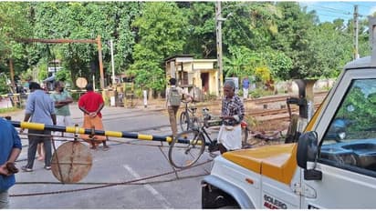 ഗുഡ്സ് ട്രയിൻ കടന്നുപോകാൻ ഗേറ്റ് താഴ്ത്തവെ അമിത വേഗത്തിൽ പിക്കപ്പ് വാൻ ഇടിച്ചു കയറി, റെയിൽവേ ഗേറ്റ് തകർന്നു