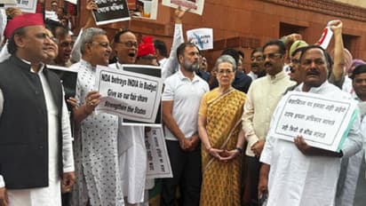 ಬಜೆಟ್‌ ವಿರುದ್ಧ ‘ಇಂಡಿಯಾ’ ಆಕ್ರೋಶ: ಸಂಸತ್ತಿನ ಒಳಗೆ, ಹೊರಗೆ ಪ್ರತಿಭಟನೆ, ಕಲಾಪಕ್ಕೆ ಅಡ್ಡಿ, ಸಭಾತ್ಯಾಗ