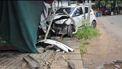 നിയന്ത്രണം വിട്ട കാർ കടയിലേക്ക് പാഞ്ഞുകയറി; കടയും ഹോട്ടലും വൈദ്യുത പോസ്റ്റും തകർന്നു, ഒരാൾക്ക് പരിക്ക്