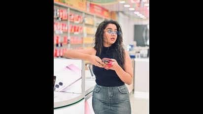  ನಿಜ ಹೇಳಿ ಇದು ಜಾತ್ರೆ ಕನ್ನಡಕ ಅಲ್ವಾ?; 'ಕಾವೇರಿ ಕನ್ನಡ ಮೀಡಿಯಂ' ಪ್ರಿಯಾ ಆಚಾರ್ ಕಾಲೆಳೆದ ನೆಟ್ಟಿಗರು! 