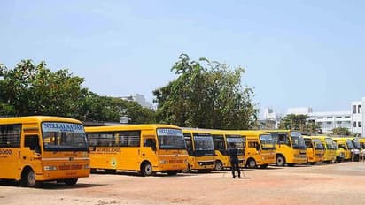 தவறான திசையில் பைக் பயணம்; எமனாக வந்த பள்ளிப் பேருந்து - ஒரே நிமிடத்தில் காலியான மொத்த குடும்பம்