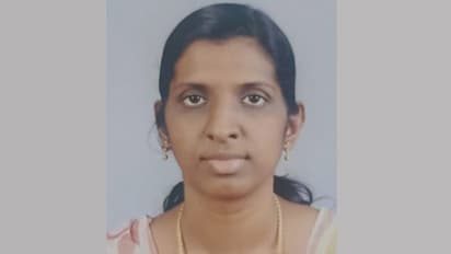 ജോലി ചെയ്ത സ്ഥാപനത്തിൽ നിന്ന് 19.94 കോടി രൂപയുമായി യുവതി മുങ്ങി; പണം തട്ടിയത് വ്യാജലോണുകളുണ്ടാക്കി