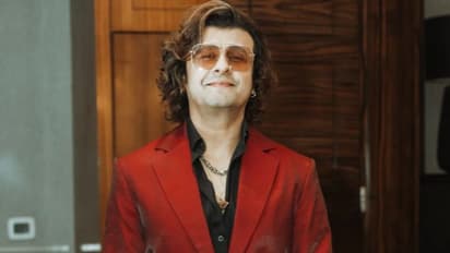 Singer Sonu Nigam endures back pain, performs unforgettable show for fans in Pune [WATCH]