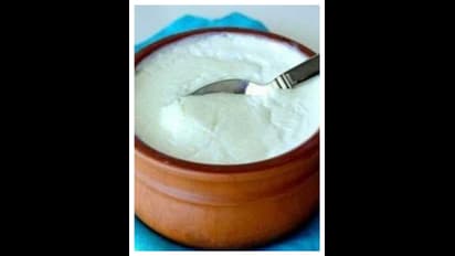 தயிர் நல்லதுனு  தெரியும்.. ஆனா இந்த '1' உணவுடன் சாப்பிட்டால் '4' பிரச்சனைகள் வரலாம்!!