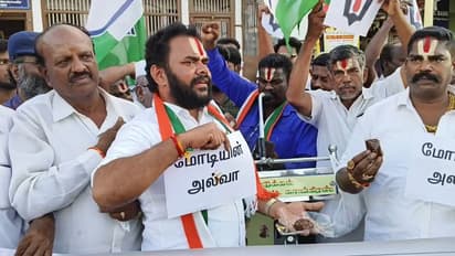 பட்ஜெட்டில் வஞ்சிக்கப்பட்ட தமிழகம்; அல்வா கொடுத்து காங்கிரஸ் போராட்டம்
