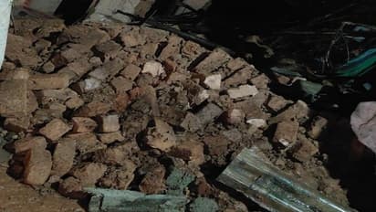 ಧಾರವಾಡ: ನಿರಂತರ ಮಳೆಗೆ ಜೋಪಡಿ ಮೇಲೆ ಗೋಡೆ ಕುಸಿತ, ಮೂವರಿಗೆ ಗಂಭೀರ ಗಾಯ