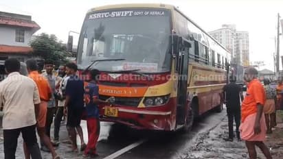 ഓടിക്കൊണ്ടിരുന്ന കെഎസ്ആര്ടിസി ബസിൽ തീ പിടിച്ചു: ഡ്രൈവറുടെ മനസാന്നിധ്യം രക്ഷയായി, യാത്രക്കാര് സുരക്ഷിതര്