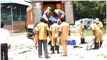 മത്സ്യാവശിഷ്ടങ്ങൾ കയറ്റിയ ലോറി പഞ്ചറായി; ദുര്ഗന്ധം സഹിക്കാനാവാതെ പരാതിയുമായി നാട്ടുകാർ, വെട്ടിലായി പൊലീസും