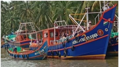 വള്ളത്തിന്റെ എഞ്ചിൻ നിലച്ച് കടലില് കുടുങ്ങിയ 40 മത്സ്യത്തൊഴിലാളികളെ രക്ഷിച്ചു