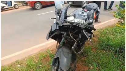 சென்னையில் ரேஸ் பைக் மோதியதில் தூக்கி வீசப்பட்ட போக்குவரத்து காவலர் துடிதுடித்து பலி