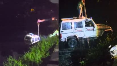 വാഹനത്തിന് സൈഡ് കൊടുക്കുന്നതിനിടെ പൊലീസ് ജീപ്പ് പാർവ്വതി പുത്തനാറിലേക്ക് മറിഞ്ഞു