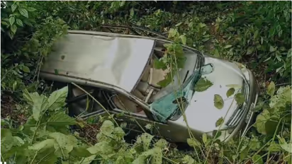 കോഴിക്കോട് തൊട്ടിൽപ്പാലം ചാപ്പൻതോട്ടത്തിൽ കാർ കൊക്കയിലേക്ക് മറിഞ്ഞു; 2 പേർക്ക് പരിക്ക്