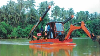 കർണ്ണാടക കളക്ടർ വിവരം തേടി; തൃശൂരിലെ മെഷീൻ ഓപ്പറേറ്റർമാർ ഷിരൂരിലേക്ക്; നദിയിൽ ഉറപ്പിക്കാനാവുമോയെന്ന് പരിശോധന