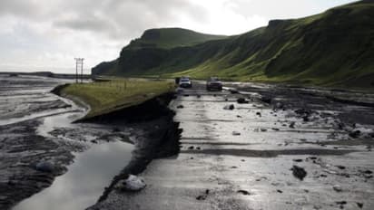 ഹിമാനി ഉരുകി വെള്ളം കുതിച്ചെത്തി, മിന്നൽ പ്രളയത്തിൽ വലഞ്ഞ് ഐസ്‍ലൻഡ്, റോഡും പാലവും മുങ്ങിയ നിലയിൽ