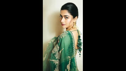 ಹಸಿರು ಸೀರೆ, ಗುಲಾಬಿ ಮುಡಿದು ಕಾಯ್ತಿರೋ ರಶ್ಮಿಕಾ ಮಂದಣ್ಣ ಕಣ್ಣು ಹೊಡೆದದ್ದು ಯಾರಿಗೆ? 