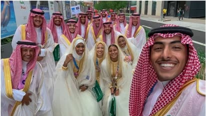 ബിഷ്ത്, ഷിമാഗ്, തോബ്, അബായ...; പാരീസ് ഒളിമ്പിക്സ് ഉദ്ഘാടന ചടങ്ങിൽ സൗദി സംഘമെത്തിയത് പരമ്പരാഗത വസ്ത്രമണിഞ്ഞ്