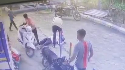 ಪೆಟ್ರೋಲ್ ತುಂಬಿಸಲು ಕಾಯುತ್ತಿದ್ದ ಶಿಕ್ಷಕನಿಗೆ ದಿಢೀರ್ ಹೃದಯಾಘಾತ, ಸಿಸಿವಿಯಲ್ಲಿ ಕೊನೆ ಕ್ಷಣ ಸೆರೆ!