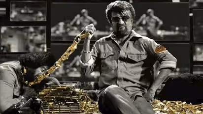 கையில் ஆயுதம்... கண்ணில் பயம்! 'கூலி' படத்தில் இருந்து ஸ்ருதிஹாசன் கேரக்டர் போஸ்டர் வெளியானது!