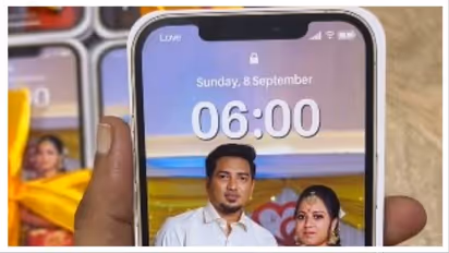 வெறித்தனமான ஐபோன் ரசிகரின் திருமண அழைப்பிதழ்! ட்ரெண்டிங்கில் கலக்கும் விசாகப்பட்டினம் ஜோடி!