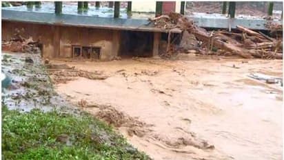 രക്ഷാപ്രവര്ത്തനം നടത്തുന്നതിനിടെ വീണ്ടും മണ്ണിടിച്ചിൽ; വെള്ളാർമല ജിവിഎച്ച്എസ് പൂർണമായി മുങ്ങി, നടുങ്ങി നാട്