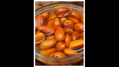 காலையில் எழுந்ததும் வெறும் வயிற்றில்  பாதாமா? திராட்சையா? எதை சாப்பிட்டால் நல்லது?