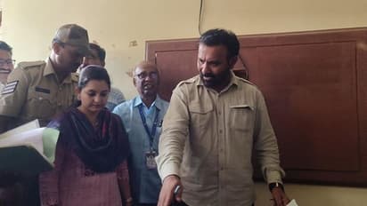 ಧಾರವಾಡ: ಜಾತಿ ಪ್ರಮಾಣಪತ್ರಕ್ಕಾಗಿ ಶಾಲೆ ಬಿಟ್ಟು ಡಿಸಿ ಕಚೇರಿಗೆ ಬಂದ ಮಕ್ಕಳು..!