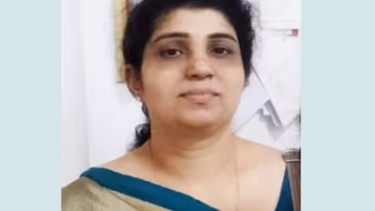 ഇളയ മകൾ മരിച്ചിട്ട് ഒരു വർഷം, വീട്ടിലൊരുക്കിയ ചിതയിൽ കത്തിക്കരിഞ്ഞ നിലയിൽ 52കാരിയുടെ മൃതദേഹം