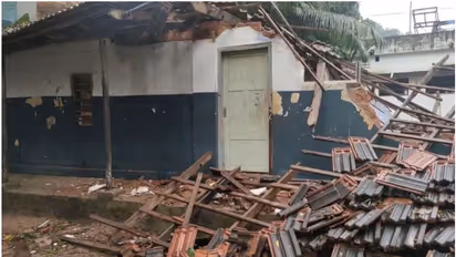 കനത്ത കാറ്റും മഴയും; സ്കൂൾ അവധിയായതിനാൽ വൻദുരന്തം ഒഴിവായി, മലപ്പുറം കൂട്ടായിയിൽ സ്കൂൾ കെട്ടിടം തകർന്ന് വീണു