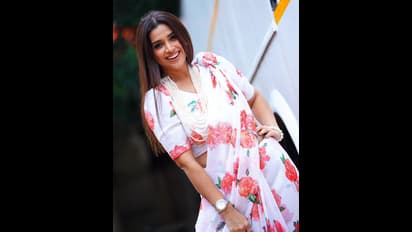 ಫ್ಲವರ್​ ಪ್ರಿಂಟೆಡ್ ಸೀರೆಯಲ್ಲಿ ಮಿಂಚಿದ ಶ್ವೇತಾ ಚೆಂಗಪ್ಪ: ನಿಜವಾದ ಸಂತೂರ್ ‌ಮಮ್ಮಿ ನೀವೆ ಎಂದ ಫ್ಯಾನ್‌!