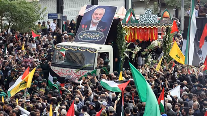 ഇസ്മായീൽ ഹനിയ്യയുടെ മൃതദേഹം വഹിച്ചുകൊണ്ടുള്ള വിലാപയാത്രയിലേക്ക് എത്തിയത് ആയിരങ്ങൾ