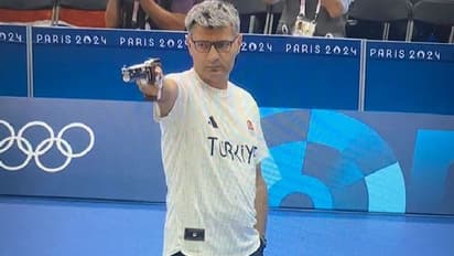 ನಾರ್ಮಲ್ ಗ್ಲಾಸ್, ಟಿ ಶರ್ಟ್ ತೊಟ್ಟು ಒಲಿಂಪಿಕ್ಸ್ನಲ್ಲಿ ಬೆಳ್ಳಿ ಪದಕ ಗೆದ್ದ 51 ವರ್ಷದ ಟರ್ಕಿ ಶೂಟರ್..! ವಿಡಿಯೋ ವೈರಲ್