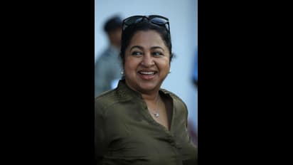 ஹீரோயினாக கலக்கும் மகள்; நெக்ஸ்ட் ஹீரோவை களமிறக்க உள்ளாரா சரத்குமார்?