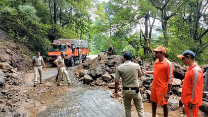 நிலச்சரிவில் சிக்கி தவிக்கும் கேரளா; சபரிமலை பக்தர்களின் பாதுகாப்பு குறித்து கேள்வி எழுப்பும் நீதிமன்றம்