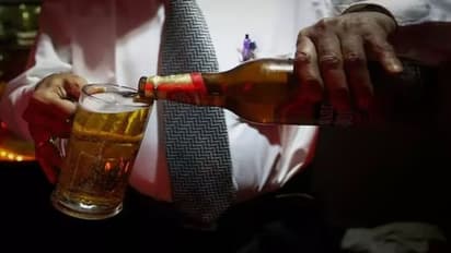 വില കൂട്ടാന് സര്ക്കാര് തീരുമാനം; കർണാടകയിലെ ബിയർ പ്രേമികൾക്ക് തിരിച്ചടി, വില കുത്തനെ കൂടി, വിൽപ്പന കുറഞ്ഞു