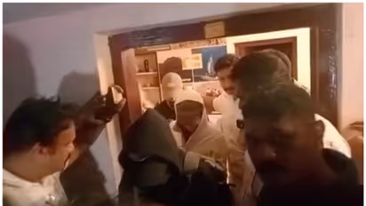 6 മാസമായി വാടകയ്ക്ക് താമസം, ഉദ്യോഗസ്ഥരെത്തിയപ്പോൾ ഒപ്പം 2 വിദേശ വനിതകളും 7 നായ്ക്കളും; ലഹരിക്കേസിൽ അറസ്റ്റ്