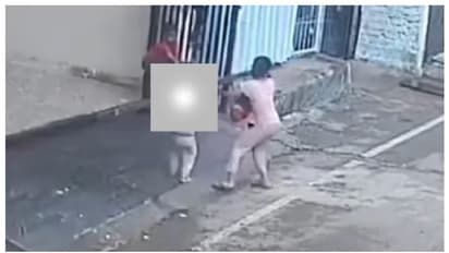 കണ്ടു നില്ക്കാനാവില്ല; കുട്ടികള് കളിക്കുന്നതിനിടെ ഇരുമ്പ് ഗേറ്റ് മറിഞ്ഞ് വീണ് മൂന്ന് വയസുകാരി മരിച്ചു