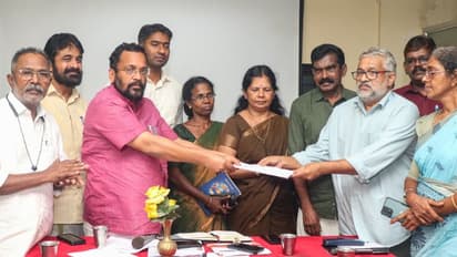 ഉരുള്പൊട്ടലില് വീട് നഷ്ടപ്പെട്ടവര്ക്ക് 10 സെന്റ് സ്ഥലം, കൈത്താങ്ങുമായി ദമ്പതികള്; സാക്ഷ്യപത്രം കൈമാറി