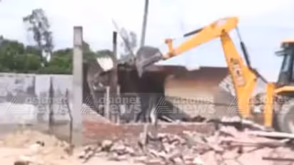 അയോധ്യയിൽ പോക്സോ പീഡന കേസ് പ്രതിയായ സമാജ്വാദി പാർട്ടി നേതാവിൻ്റെ വീട് ബുൾഡോസർ ഉപയോഗിച്ച് തകർത്തു