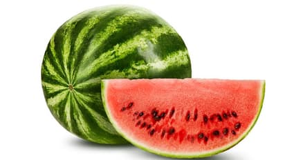  नींद बिगाड़ने से लेकर सूजन तक, Watermelon खाना कब पड़ता है सेहत पर भारी?  