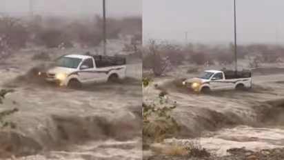 ശക്തമായ മലവെള്ളപ്പാച്ചിലിനിടെ സൗദിയിൽ യുവാവിന്റെ സാഹസിക യാത്ര; വീഡിയോ വൈറൽ, നിയമലംഘനത്തിന് പണി ഉറപ്പ്