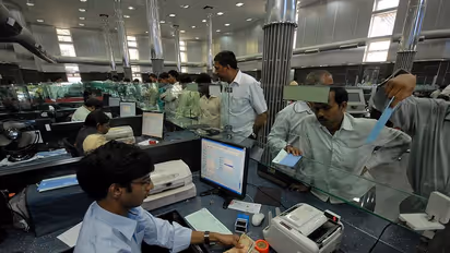 நம்ப அக்கவுண்ட் தானேனு இஸ்டத்துக்கு பேங்க்ல பணம் போடாதீங்க; அப்றம் பிரச்சினையாகிடும்