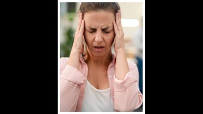 வலது பக்கத்தில் தலைவலி வந்தா அசால்டா இருக்காதீங்க! காரணம் இதுதான்!!