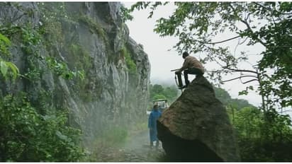 ദേ ഈ ഭീമൻ പാറക്കല്ലാണ് കക്കയം വിനോദ സഞ്ചാരകേന്ദ്രത്തിലേക്കുള്ള റോഡിൽ പൊടുന്നനെ വീണത്, വൻ ദുരന്തം ഒഴിവായി