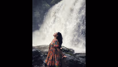 ಜಲಪಾತದ​ ಮುಂದೆ ನಿಂತು ಮಳೆ ಹೇಳುವ ಕಥೆ ಆಲಿಸಿ ಅಂದಿದ್ಯಾಕೆ ಅನುಪಮಾ ಗೌಡ!